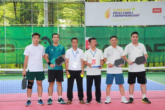 Trọng tài thông qua luật chơi trước mỗi trận thi đấu.