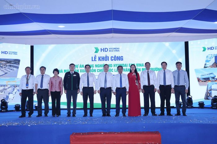 Phó Thủ tướng Thường trực Phạm Gia Túc và đoàn công tác dự Lễ khởi công Nhà máy sản xuất bồn chứa độc lập, thân thiện với môi trường của doanh nghiệp Dự án công nghiệp HD Hyundai Ecovina tại Khu kinh tế Dung Quất, tỉnh Quảng Ngãi - Ảnh: chinhphu.vn/Phương Nguyên