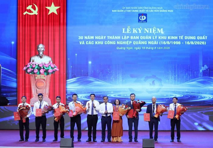 Lãnh đạo tỉnh Quảng Ngãi trao giấy chứng nhận đầu tư cho các dự án đầu tư vào Khu kinh tế Dung Quất và các khu công nghiệp của tỉnh Quảng Ngãi - Ảnh: chinhphu.vn/Phương Nguyên