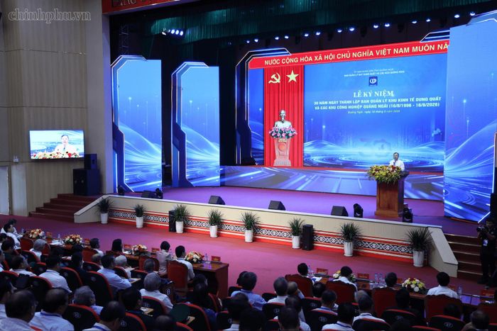 Phó Thủ tướng Thường trực Chính phủ nhấn mạnh, quyết định thành lập Khu công nghiệp Dung Quất của Chính phủ cách đây 30 năm là một bước đi mang tính đột phá, có tầm nhìn chiến lược dài hạn nhằm khơi dậy tiềm năng kinh tế biển mạnh mẽ của miền Trung - Ảnh: chinhphu.vn/Phương Nguyên