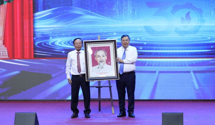 Phó Thủ tướng Thường trực trao tặng bức tranh Chủ tịch Hồ Chí Minh cho Ban Quản lý Khu kinh tế Dung Quất và các khu công nghiệp tỉnh Quảng Ngãi - Ảnh: chinhphu.vn/Phương Nguyên