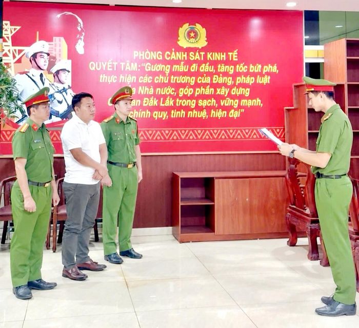 Đối tượng Nguyễn Viết Lãm bị khởi tố bị can và bắt tạm giam để điều tra về hành vi “Lừa đảo chiếm đoạt tài sản” - Ảnh: CA Đắk Lắk