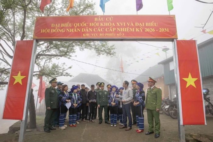 Đồng bào, cử tri tại xã biên giới Y Tý (Lào Cai) tham dự bầu cử đại biểu Quốc hội khóa XVI và đại biểu Hội đồng nhân dân các cấp nhiệm kỳ 2026-2031. (Ảnh Duy Hoàng (Cán bộ Công an xã Y Tý)