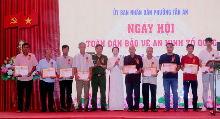 Lãnh đạo phường Tân An trao Giấy khen tặng các tập thể, cá nhân có thành tích xuất sắc trong phong trào TDBV ANTQ trên địa bàn phường.