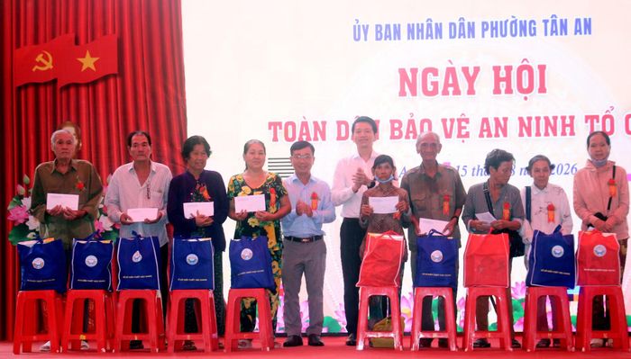 Lãnh đạo phường Tân An trao quà tặng người dân khó khăn và lực lượng tham gia đảm bảo ANTT ở cơ sở trên địa bàn phường.