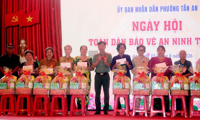 Thiếu tướng Huỳnh Việt Hòa, Giám đốc Công an TP Cần Thơ trao quà tặng người dân khó khăn trên địa bàn phường Tân An.