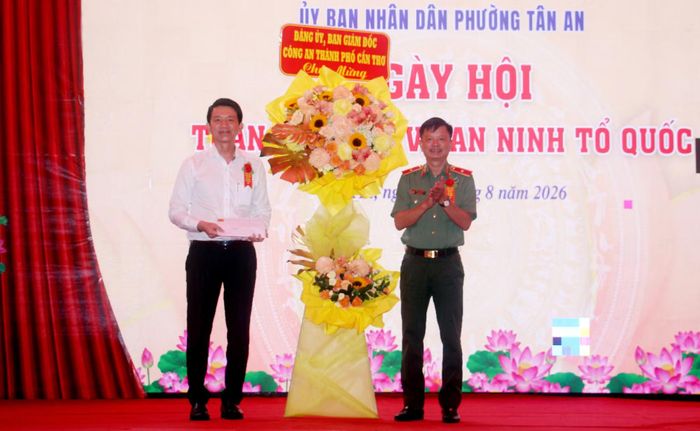 Thiếu tướng Huỳnh Việt Hòa, Giám đốc Công an TP Cần Thơ tặng hoa chúc mừng Ngày hội TDBV ANTQ phường Tân An.
