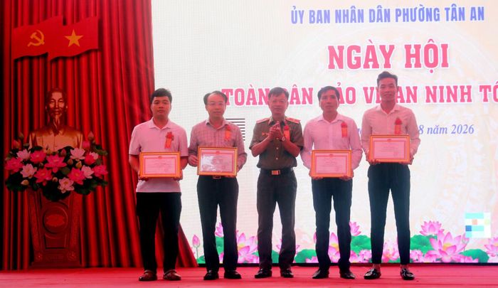 Thiếu tướng Huỳnh Việt Hòa trao Bằng khen của UBND TP Cần Thơ và Giấy khen của Công an TP Cần Thơ tặng các tập thể, cá nhân có thành tích xuất sắc trong phong trào TDBV ANTQ trên địa bàn phường Tân An.