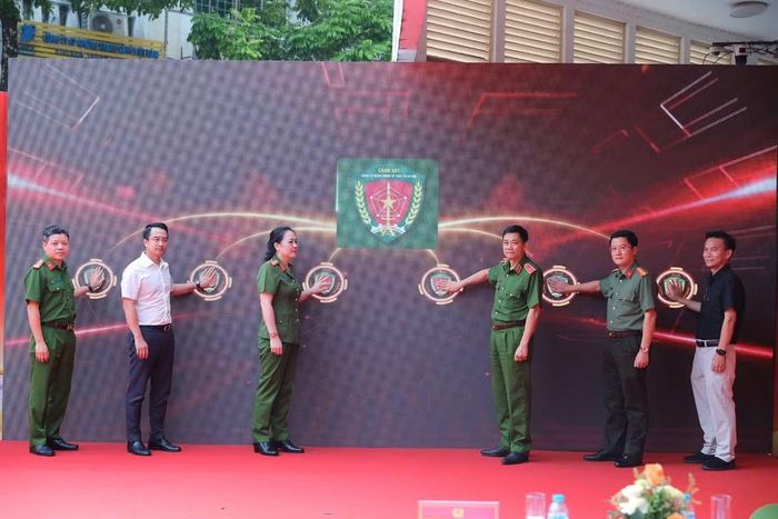 Thiếu tướng Nguyễn Mạnh Hùng, Phó Cục trưởng Cục Cảnh sát quản lý hành chính về trật tự xã hội và các đại biểu thực hiện nghi thức ra mắt triển khai thí điểm mô hình Kiosk Trạm Cảnh sát thông minh.