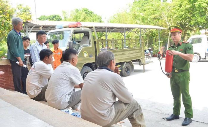 Cảnh sát PCCC và CNCH hướng dẫn kỹ năng sử dụng bình chữa cháy xách tay, xử lý tình huống cháy do rò rỉ khí gas.
