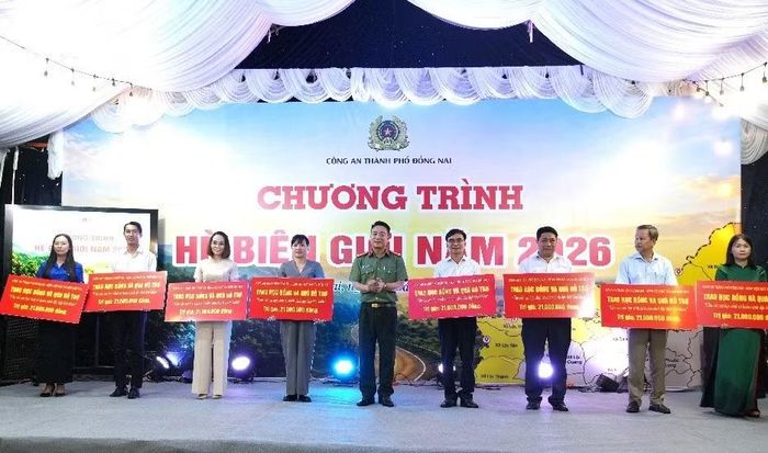 Đại tá Nguyễn Khắc Tiến, Trưởng phòng Tổ chức cán bộ, Phó trưởng ban thường trực Ban Chỉ đạo trao tặng học bổng và quà hỗ trợ cho học sinh có hoàn cảnh khó khăn vươn lên trong học tập của các xã biên giới.