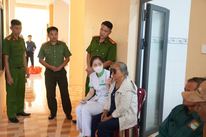 Khám mắt cho người dân.