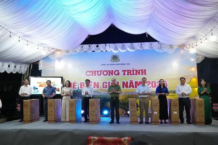 Đại tá Hồ Quyết Thắng, Trưởng phòng Công tác chính trị, Phó trưởng ban Ban Chỉ đạo trao tặng xe lăn cho các thương, bệnh binh, người nghèo các xã biên giới.