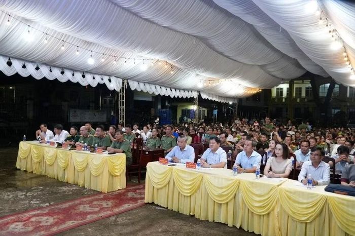Các đại biểu và người dân dự chương trình.