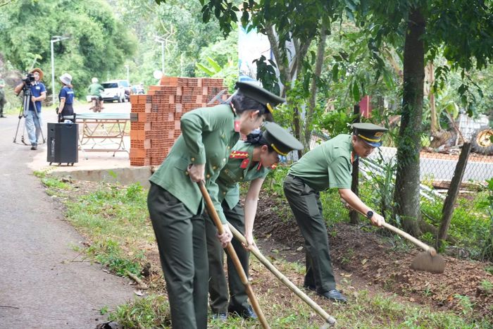Tuổi trẻ Công an thành phố xung kích tình nguyện làm vệ sinh môi trường tại tuyến đường thôn Sông Bé, xã Thiện Hưng.