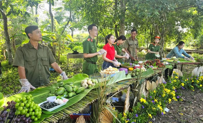 Các gian hàng trưng bày sản phẩm được bày trí rực rỡ mừng Ngày hội toàn dân bảo vệ ANTQ tại phường Giá Rai.