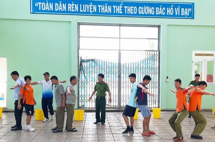 Sôi nổi trò chơi dân gian được tổ chức tại Ngày hội toàn dân bảo vệ ANTQ xã Tân Ân.