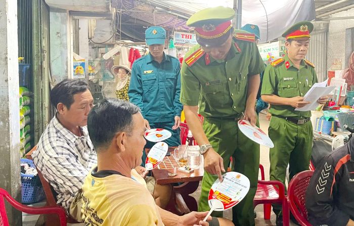 Công an xã Tam Giang tích cực tuyên truyền, vận động nhân dân qua mô hình “Quạt cầm tay – Đánh bay lừa đảo”.