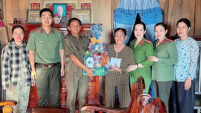 Cán bộ Công an xã Nguyễn Phích thăm, tặng quà gia đình chính sách nhân Ngày hội toàn dân bảo vệ ANTQ.