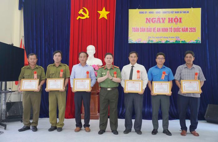  Đại tá Lê Mạnh Hùng, Phó Giám đốc Công an Cà Mau trao Giấy khen của Giám đốc Công an tỉnh tặng cá nhân có thành tích xuất sắc tại Ngày hội toàn dân bảo vệ ANTQ xã Tân Ân. 