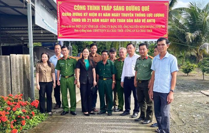  Công an xã Châu Thới phối hợp khánh thành công trình thắp sáng đường quê chào mừng kỷ niệm 21 năm Ngày hội toàn dân bảo vệ ANTQ. 
