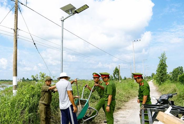  Công an phường Giá Rai cùng nhân dân sửa chữa tuyến đường nông thôn xuống cấp và lắp đặt 53 hệ thống đèn chiếu sáng. 