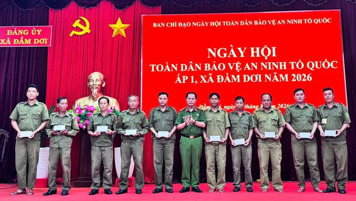  Đại tá Bùi Xuân Khởi, Phó Giám đốc Công an Cà mau tặng quà lực lượng ANTT ở cơ sở tại Ngày hội toàn dân bảo vệ ANTQ xã Đầm Dơi. 