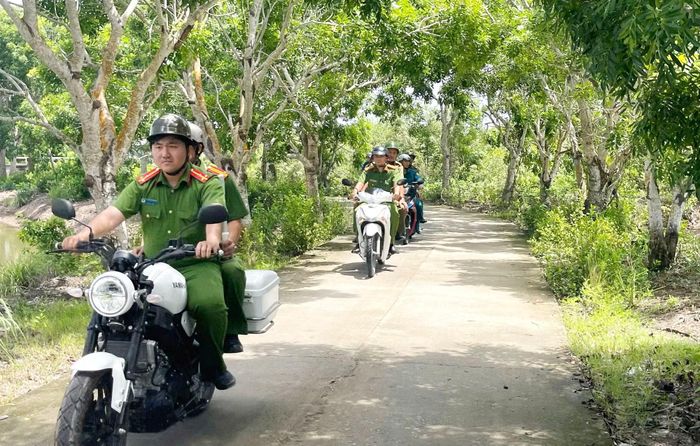 Công an xã, lực lượng tham gia bảo vệ ANTT tích cực tuần tra đảm bảo giữ bình yên trên từng tuyến đường.