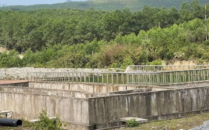 Một hạng mục của Dự án khu xử lý rác Hương Bình xuống cấp sau thời gian chậm tiến độ. (Ảnh: VKSND)