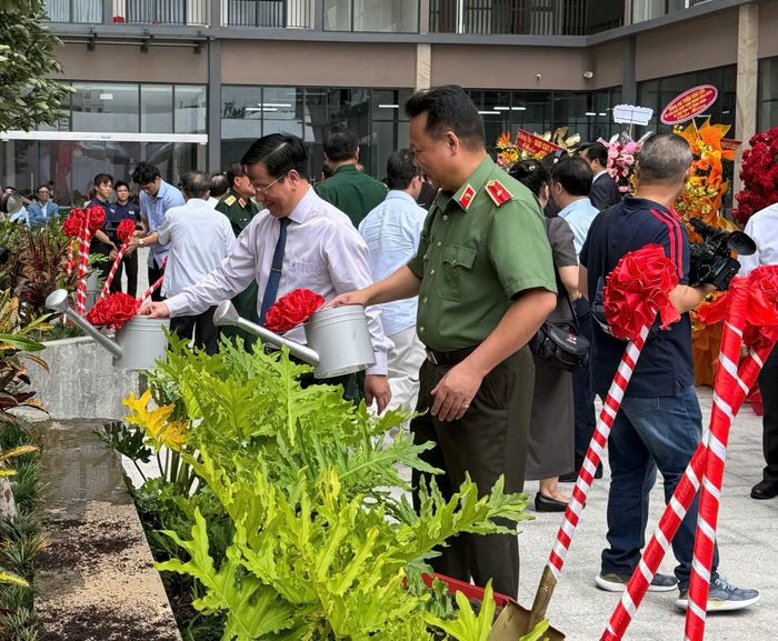 Thiếu tướng Hà Văn Tuyên, Cục trưởng Cục Quản lý xây dựng và doanh trại cùng các đại biểu trồng cây tại khuôn viên dự án.