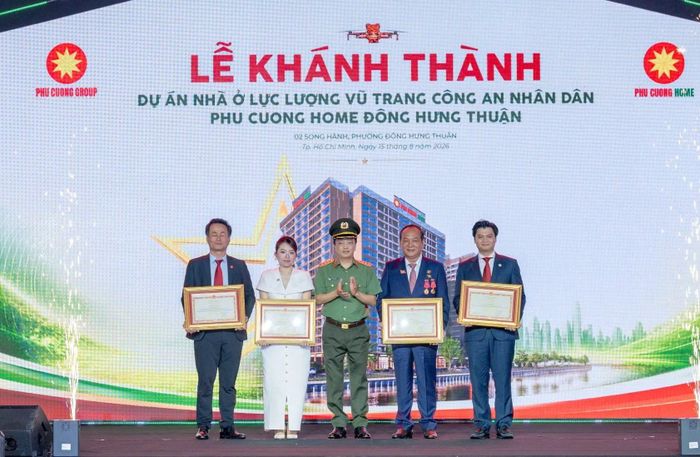 Thứ trưởng Đặng Hồng Đức trao Bằng khen của Bộ trưởng Bộ Công an tặng các tập thể, cá nhân có thành tích xuất sắc trong triển khai dự án.