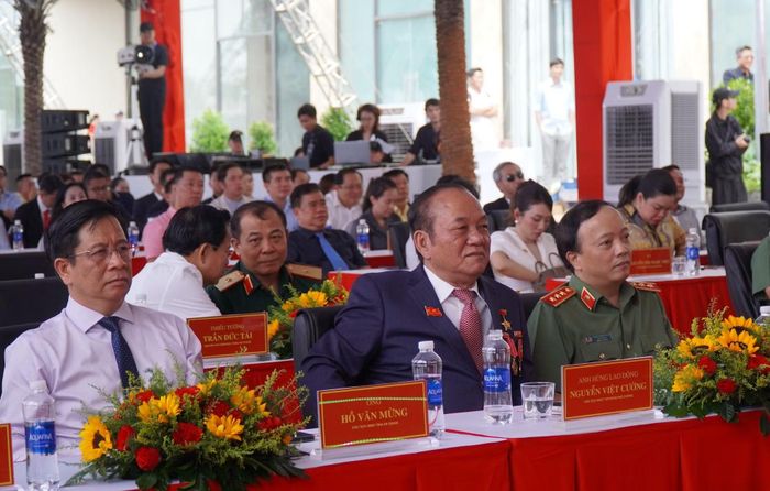 Thứ trưởng Đặng Hồng Đức cùng các đại biểu dự buổi lễ.