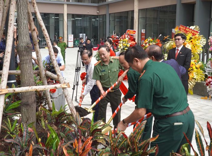 Thứ trưởng Đặng Hồng Đức cùng các đại biểu trồng cây lưu niệm trong khuôn viên dự án.