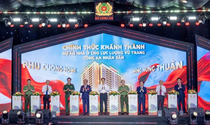 Nguyên Thủ tướng Chính phủ Nguyễn Tấn Dũng, nguyên Thường trực Ban Bí thư Đại tướng Lê Hồng Anh, Thứ trưởng Đặng Hồng Đức cùng các đại biểu thực hiện nghi thức cắt băng khánh thành dự án.