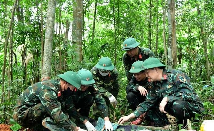 Đội tìm kiếm, quy tập hài cốt liệt sĩ Đoàn Kinh tế - Quốc phòng 337 phát hiện hài cốt liệt sĩ ở xã Hướng Lập, tỉnh Quảng Trị.