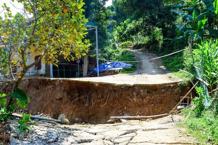 Một số vị trí nền đất cũ và phần bị sạt chênh nhau hơn 1m.
