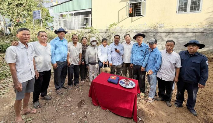 Người thân xúc động khi tìm thấy hài cốt liệt sĩ Nguyễn Văn Minh.