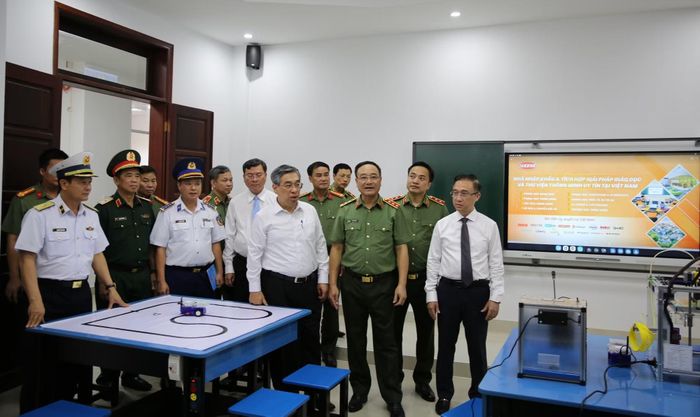 Thứ trưởng Phạm Thế Tùng, Phó Bí thư Thành ủy Nguyễn Phước Lộc và các đại biểu tham quan cơ sở vật chất của trường.