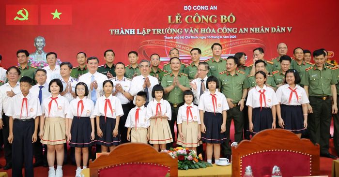 Các đại biểu cùng các em học sinh của Trường Văn hóa CAND V.