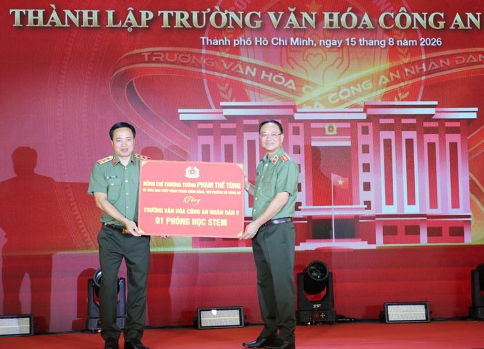 Thứ trưởng Phạm Thế Tùng trao quà tặng cho Trường Văn hóa CAND V.