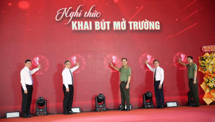 Thứ trưởng Phạm Thế Tùng và các đại biểu thực hiện nghi thức Khai bút mở trường.