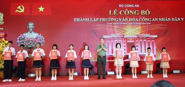 Thứ trưởng Phạm Thế Tùng trao quà tặng cho các em học sinh.