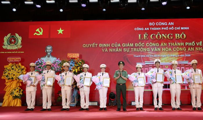 Ban Giám đốc Công an TP Hồ Chí Minh trao các quyết định của Giám đốc Công an TP Hồ Chí Minh thành lập trường và các nhân sự.