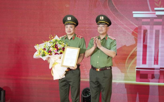 Thứ trưởng Phạm Thế Tùng trao Quyết định của Bộ trưởng Bộ Công an về việc bổ sung Trường Văn hóa CAND V vào tổ chức bộ máy của Công an TP Hồ Chí Minh.