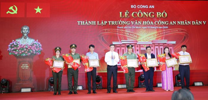Thứ trưởng Phạm Thế Tùng (ảnh trên) và lãnh đạo UBND TP Hồ Chí Minh trao tặng Bằng khen của Bộ trưởng Bộ Công an, UBND TP Hồ Chí Minh cho các tập thể, cá nhân.