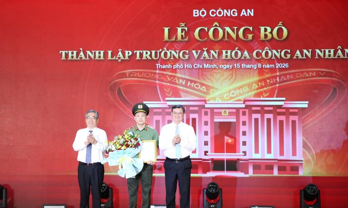 Đồng chí Nguyễn Phước Lộc và đồng chí Nguyễn Công Vinh trao Quyết định của UBND TP Hồ Chí Minh về việc thành lập Trường Tiểu học, Trung học cơ sở, Trung học phổ thông nội trú Văn hóa CAND V.