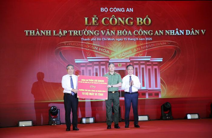 Lãnh đạo Thành ủy, UBND TP Hồ Chí Minh trao quà tặng của Thường trực Thành ủy và của đồng chí Bí thư Thành ủy TP Hồ Chí Minh cho Trường Văn hóa CAND V.