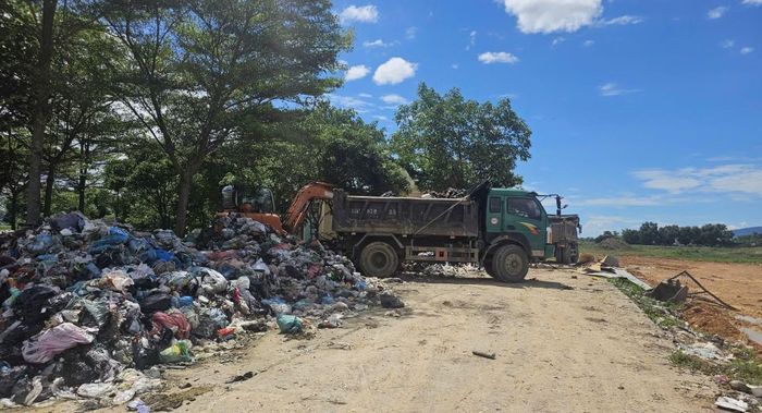 Tại thời điểm giải phóng mặt bằng để bàn giao cho chủ đầu tư, chính quyền địa phương đã đôn đốc xử lý lượng rác thải tồn đọng, nhưng không hiểu sao sau đó một lượng lớn rác thải lại nằm dưới mặt đất trước thời điểm bàn giao mặt bằng sạch cho chủ đầu tư.