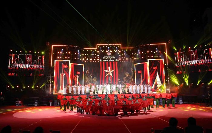 Lấy “Dòng chảy bình yên” làm hình tượng nghệ thuật xuyên suốt, chương trình đặt hành trình 81 năm của lực lượng Công an trong dòng chảy lớn của Thăng Long - Hà Nội.
