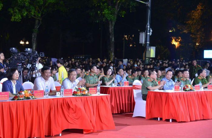 Đồng chí Vũ Đại Thắng, Chủ tịch UBND TP Hà Nội; Trung tướng Nguyễn Thanh Tùng, Giám đốc Công an TP Hà Nội cùng các đại biểu dự chương trình.